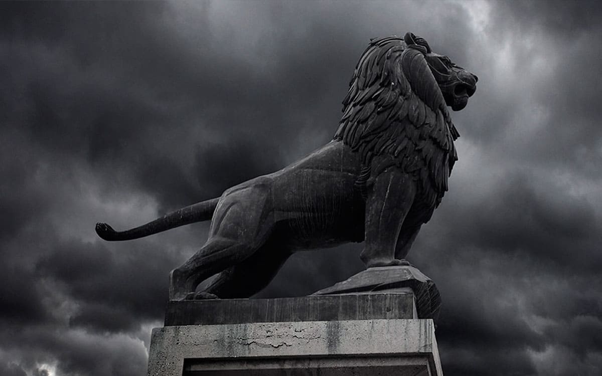 León del Puente de Piedra en Zaragoza