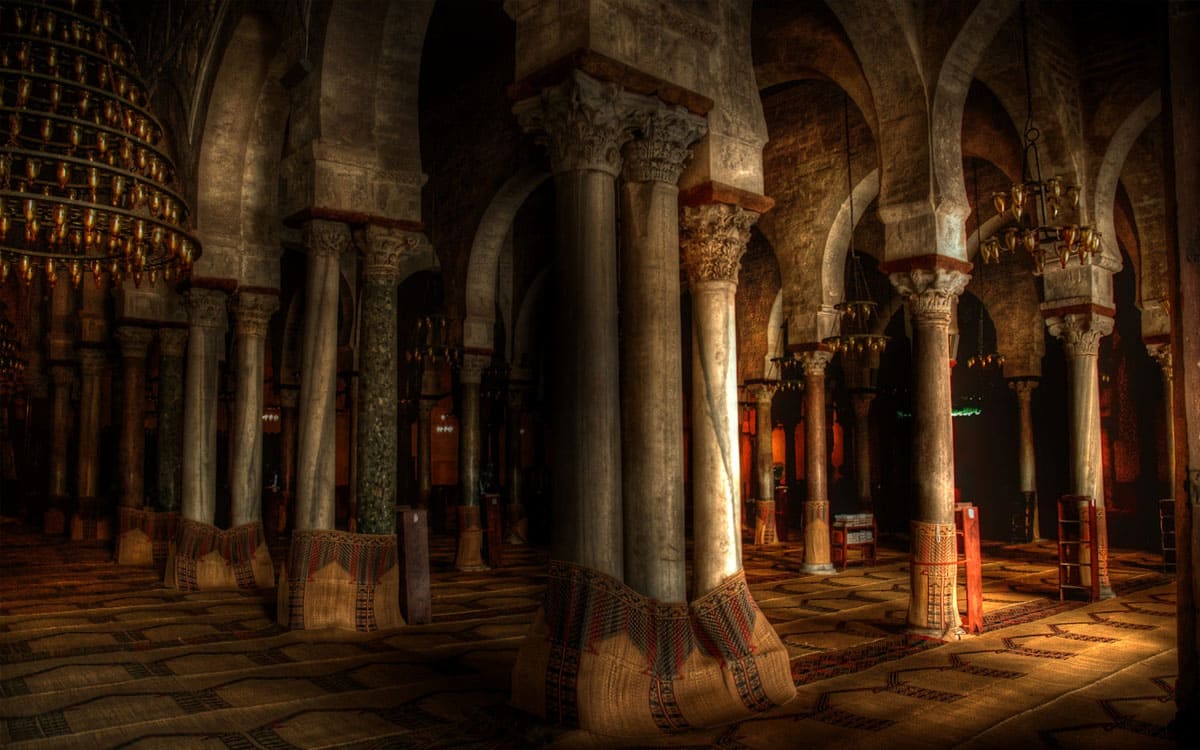 Interior de la gran mezquita en Tunez