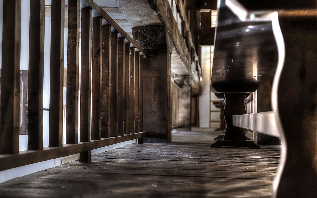 Fotografía de pasillo de madera en teatro antiguo