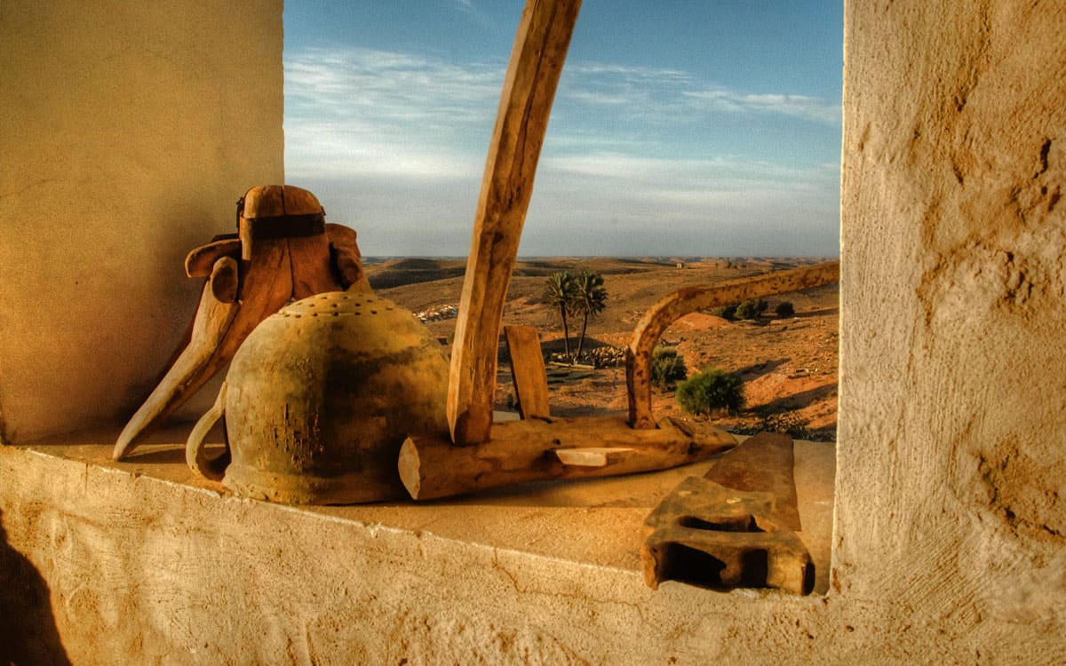 Herramientas en una ventana en el Sahara