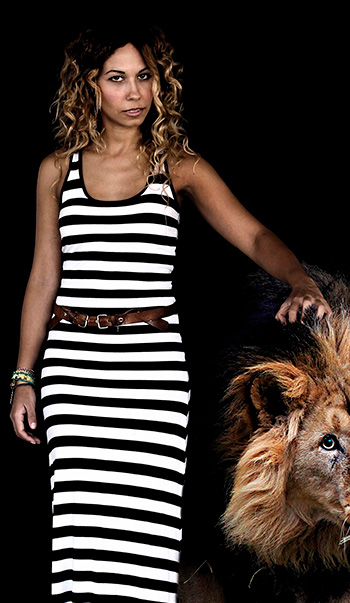 Fotografía creativa chica agarrada a león