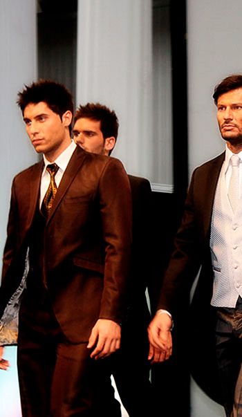 Desfile moda trajes hombre