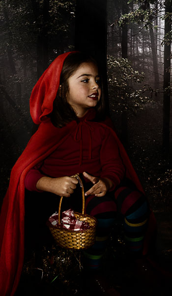 Fotografía creativa de caperucita en el bosque