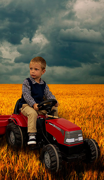 Fotocomposición niño con tractor